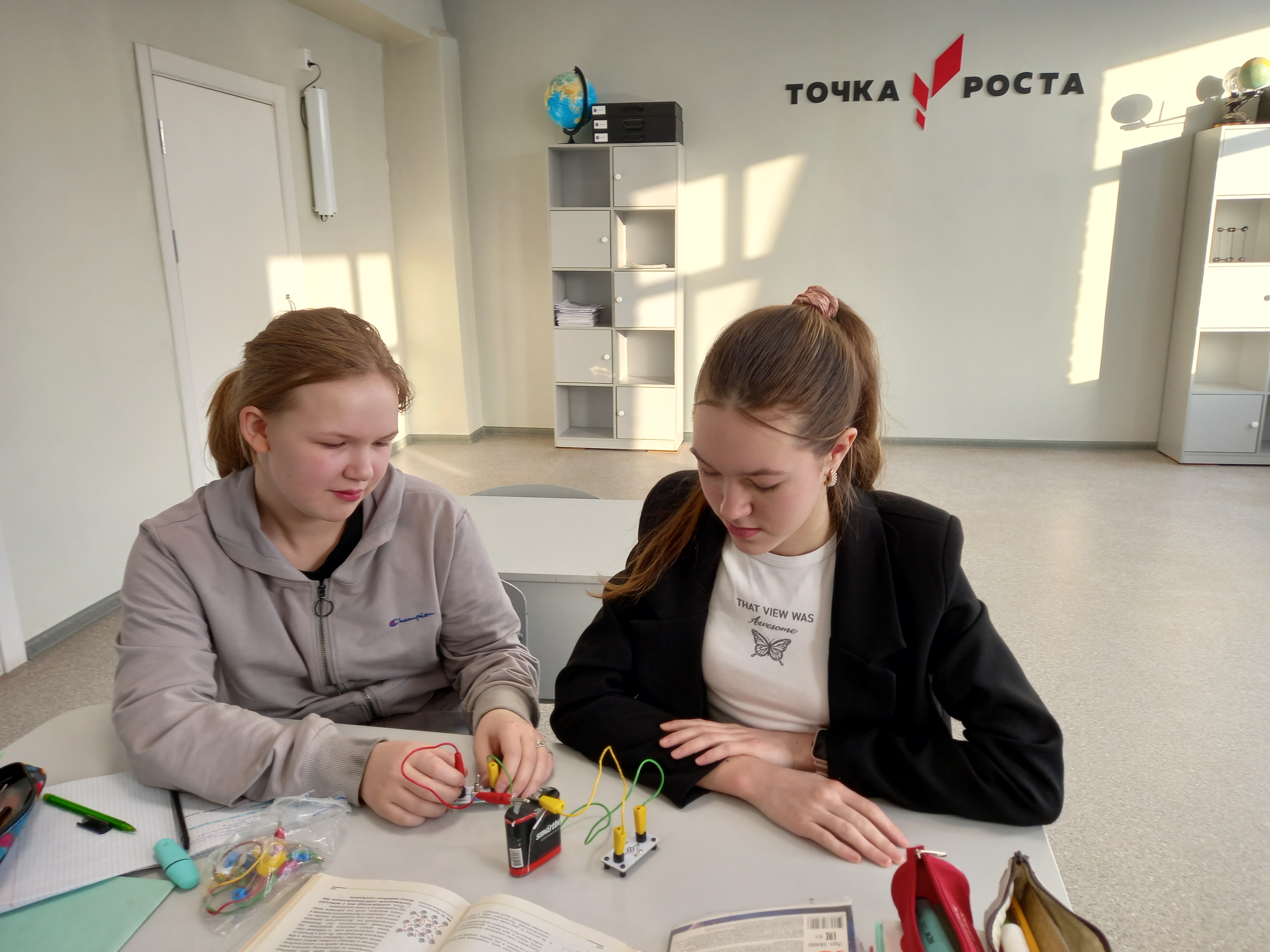Электрическая цепь и её составные части Электрическая цепь и её составные части.